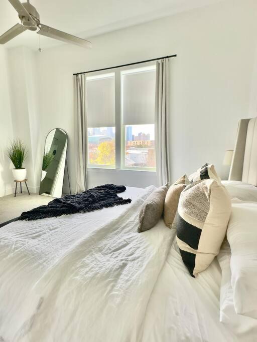 Comfortable Modern In Downtown - Sleeps 10 *