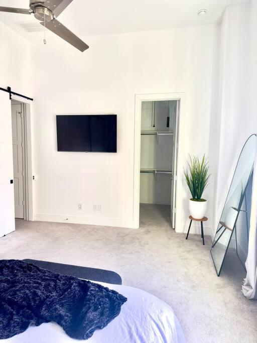 Comfortable Modern In Downtown - Sleeps 10 Сasa de vacaciones *
