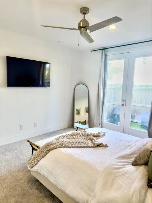 Сasa de vacaciones Comfortable Modern In Downtown - Sleeps 10 *