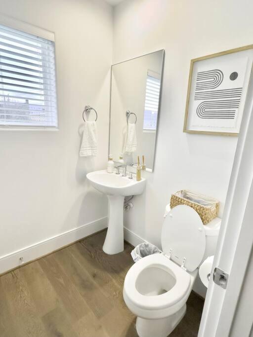 Comfortable Modern In Downtown - Sleeps 10 Сasa de vacaciones *