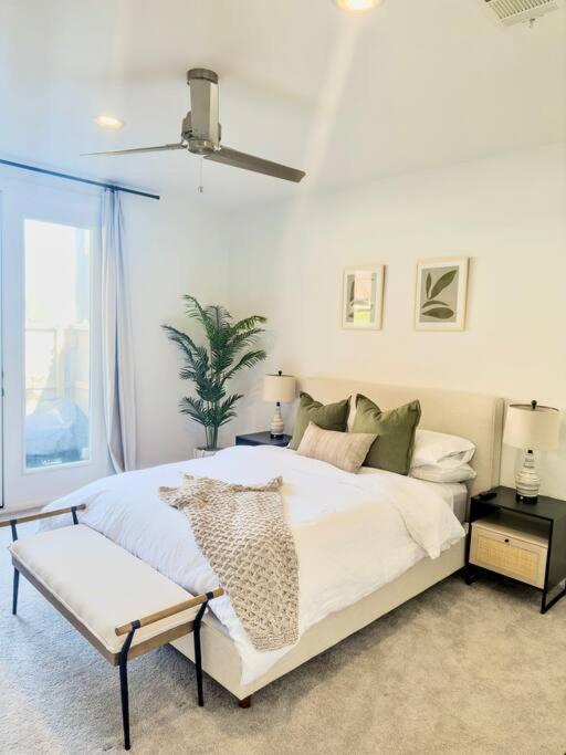 Comfortable Modern In Downtown - Sleeps 10 *
