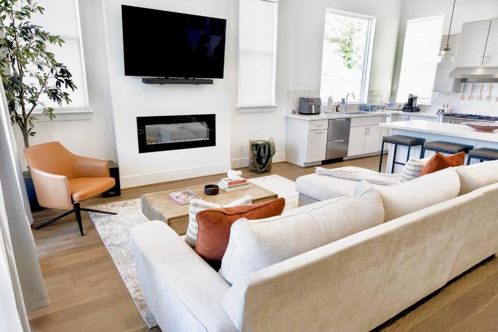 Comfortable Modern In Downtown - Sleeps 10 Houston