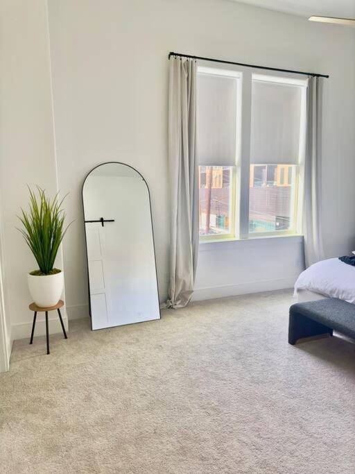 Comfortable Modern In Downtown - Sleeps 10 Сasa de vacaciones *